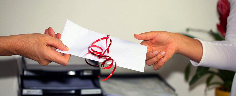 handing an employee a gift certificate